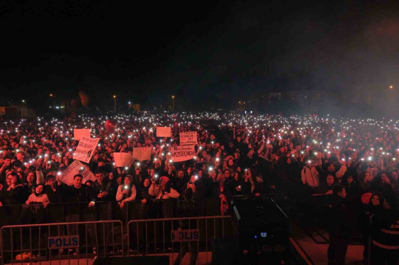 Bolu’da binlerce kişi, Manga konserinde Cumhuriyet coşkusunu yaşadı