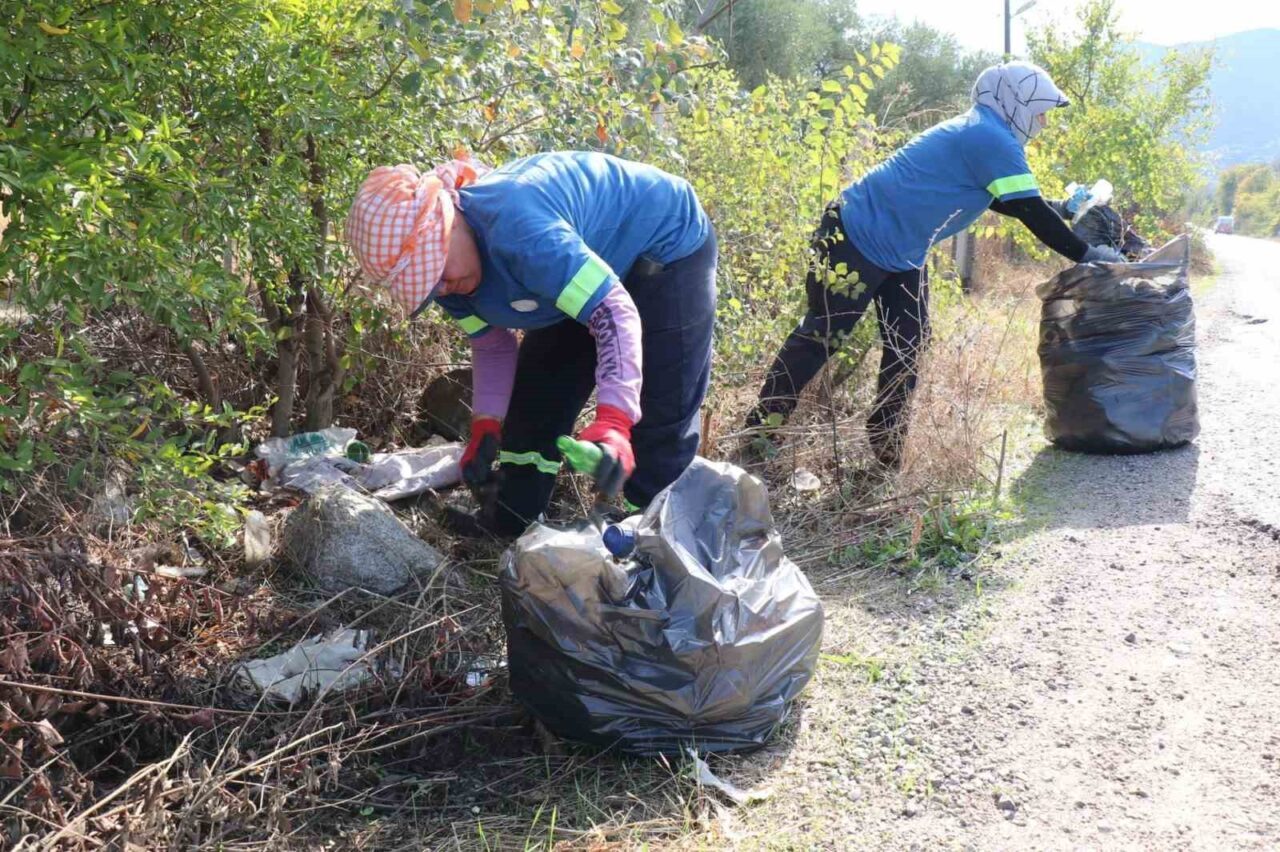 Bozdoğan Belediyesi’nden yol kenarlarında temizlik çalışması