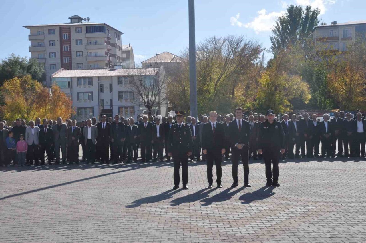 Bulanık’ta 29 Ekim Cumhuriyet bayramı çelenk koyma töreni yapıldı