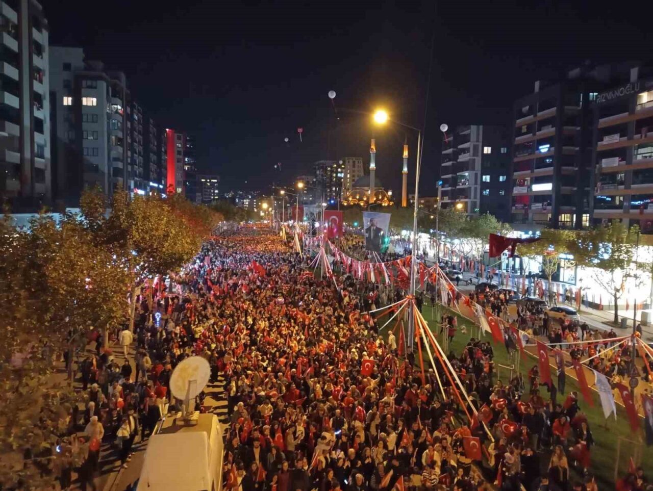 Bursa’da onbinlerce kişi Cumhuriyet coşkusuna ortak oldu