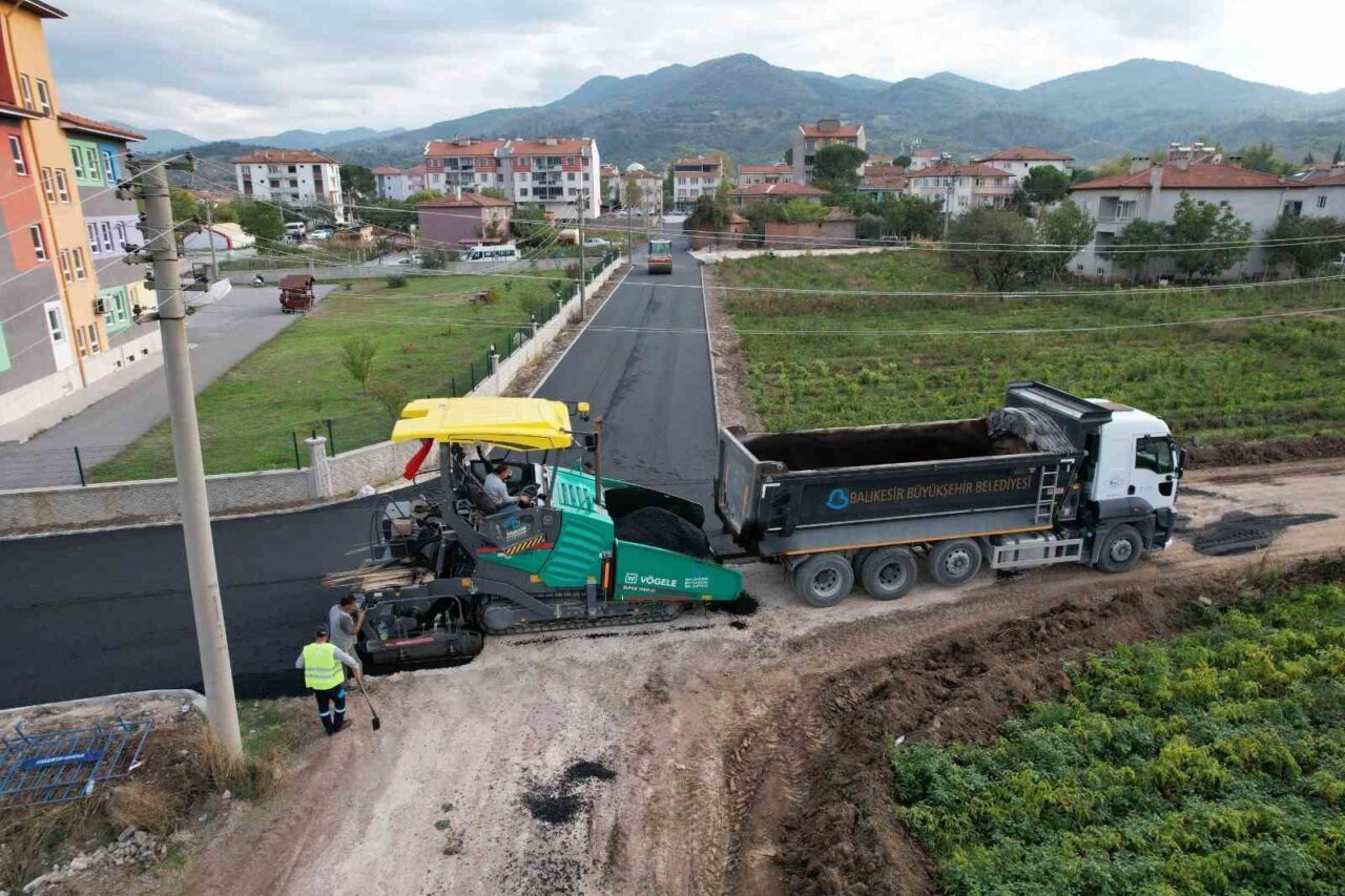 Büyükşehir Belediyesi’nden Sındırgı’da yoğun asfalt mesaisi