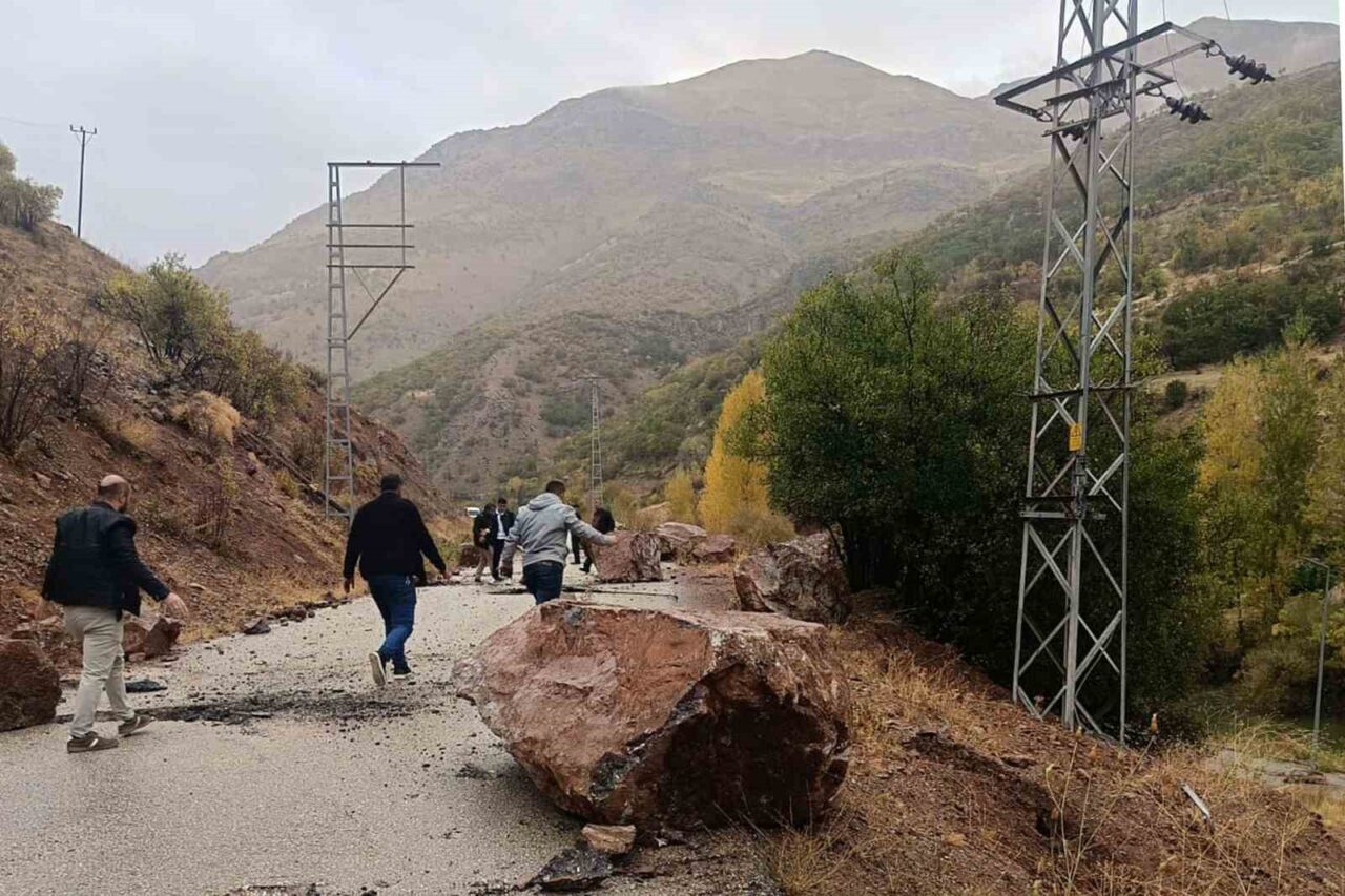 Çatak’ta yola kaya parçaları düştü