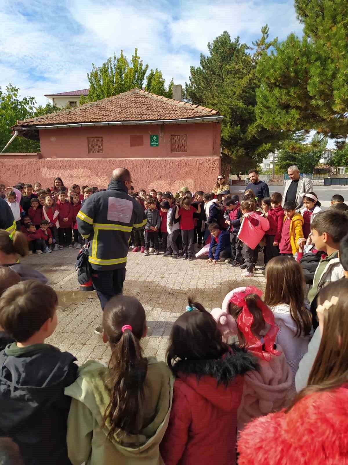 Çorum’da ilkokul öğrencilerine yangın eğitimi