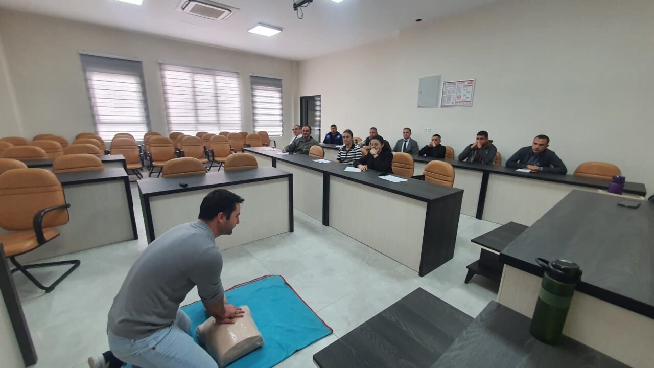 Demirci’de belediye personeline ilk yardım uygulama eğitimi verildi