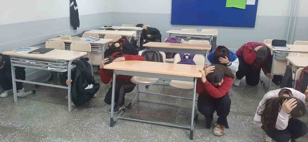 Denizli’de afetler ve dayanıklılık ayı etkinlikleri kapsamında okullarda eş zamanlı tatbikat yapıldı