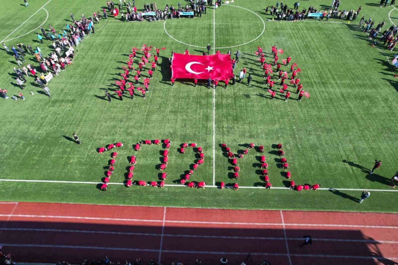 Depremin vurduğu Sındırgı’da Cumhuriyet coşkusu yaşanıyor