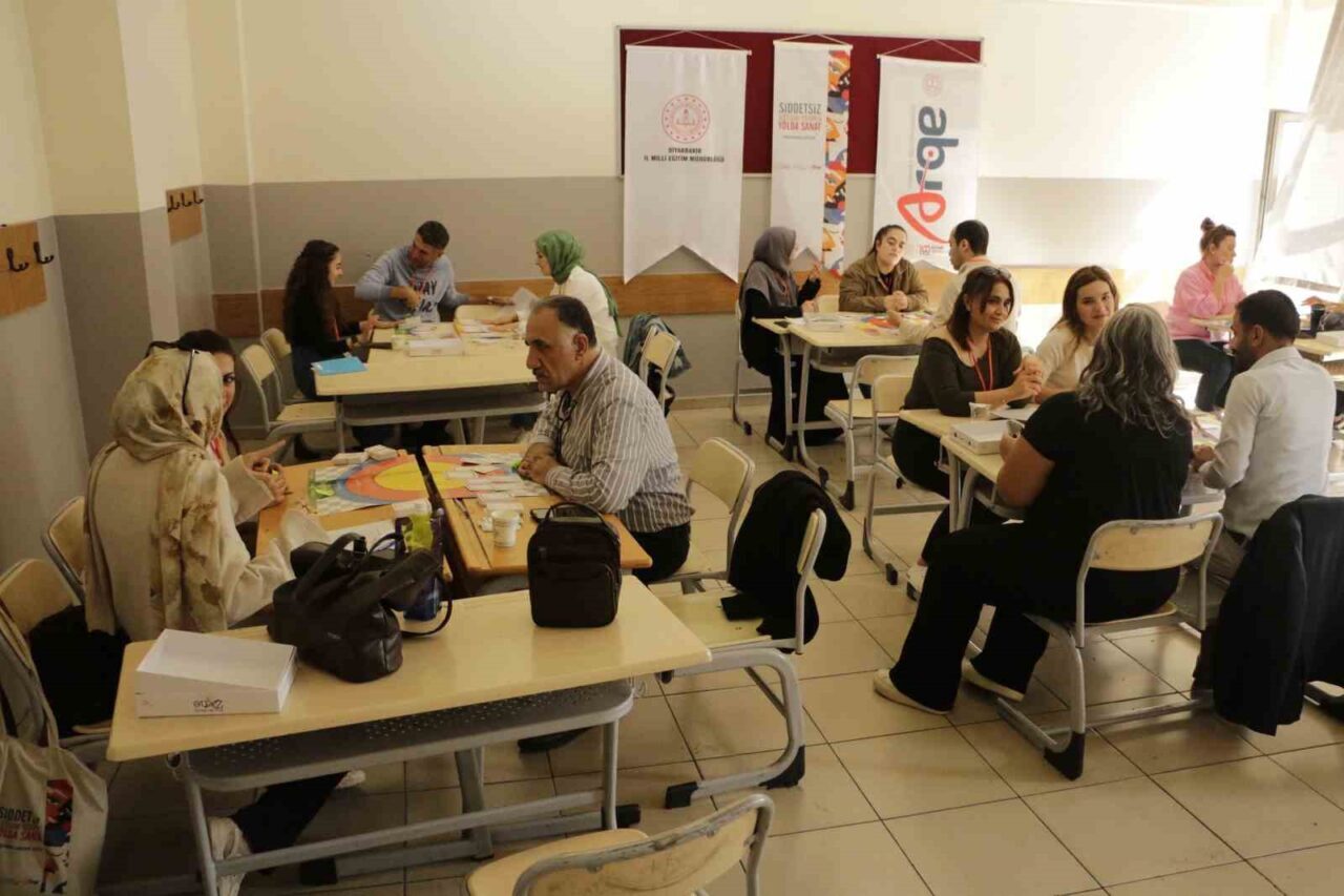 Diyarbakır’da "Şiddetsiz İletişim Yoluyla Yolda Sanat" eğitimi