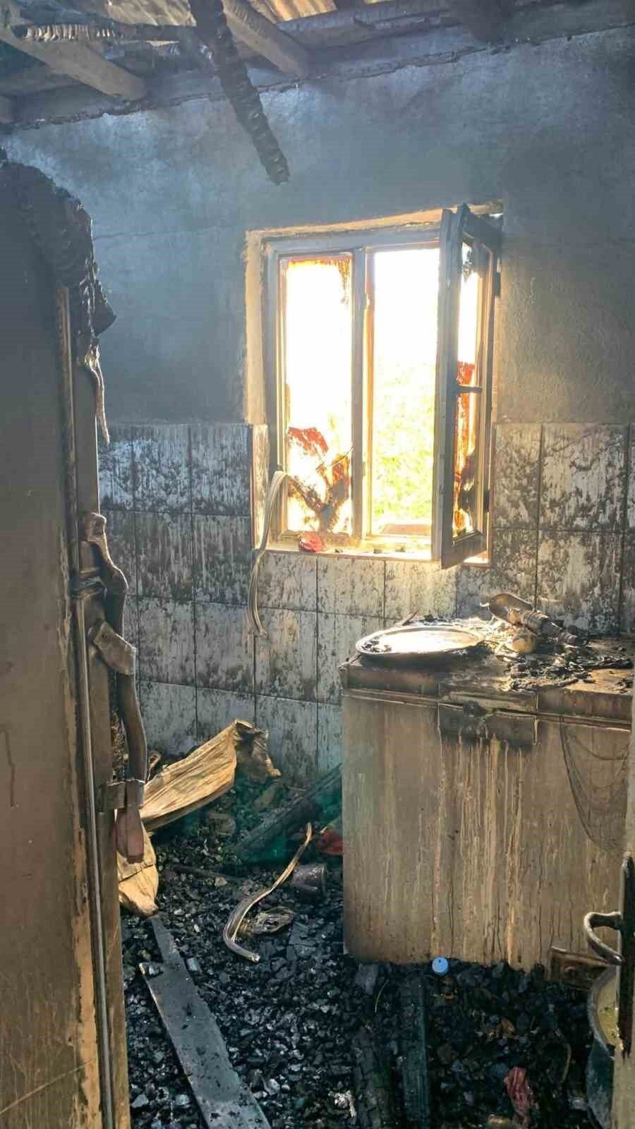 Elazığ’da bir ev yangında yanarak kül oldu