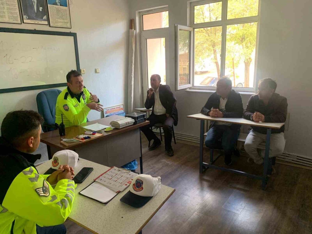 Emet’te okul servis şoförlerine trafik eğitimi