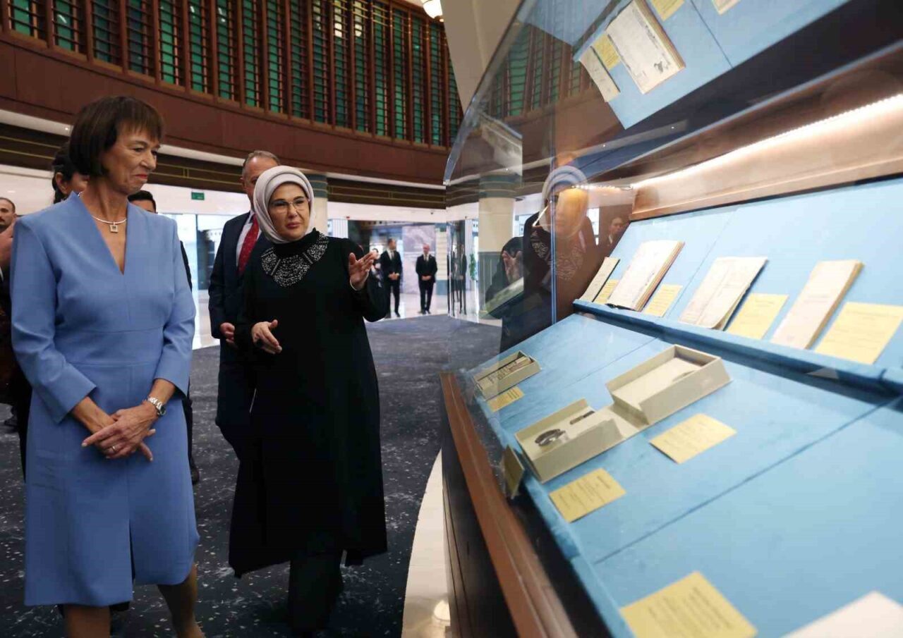 Emine Erdoğan, Almanya Başbakanı Merz’in eşiyle Millet Kütüphanesi’ni ziyaret etti