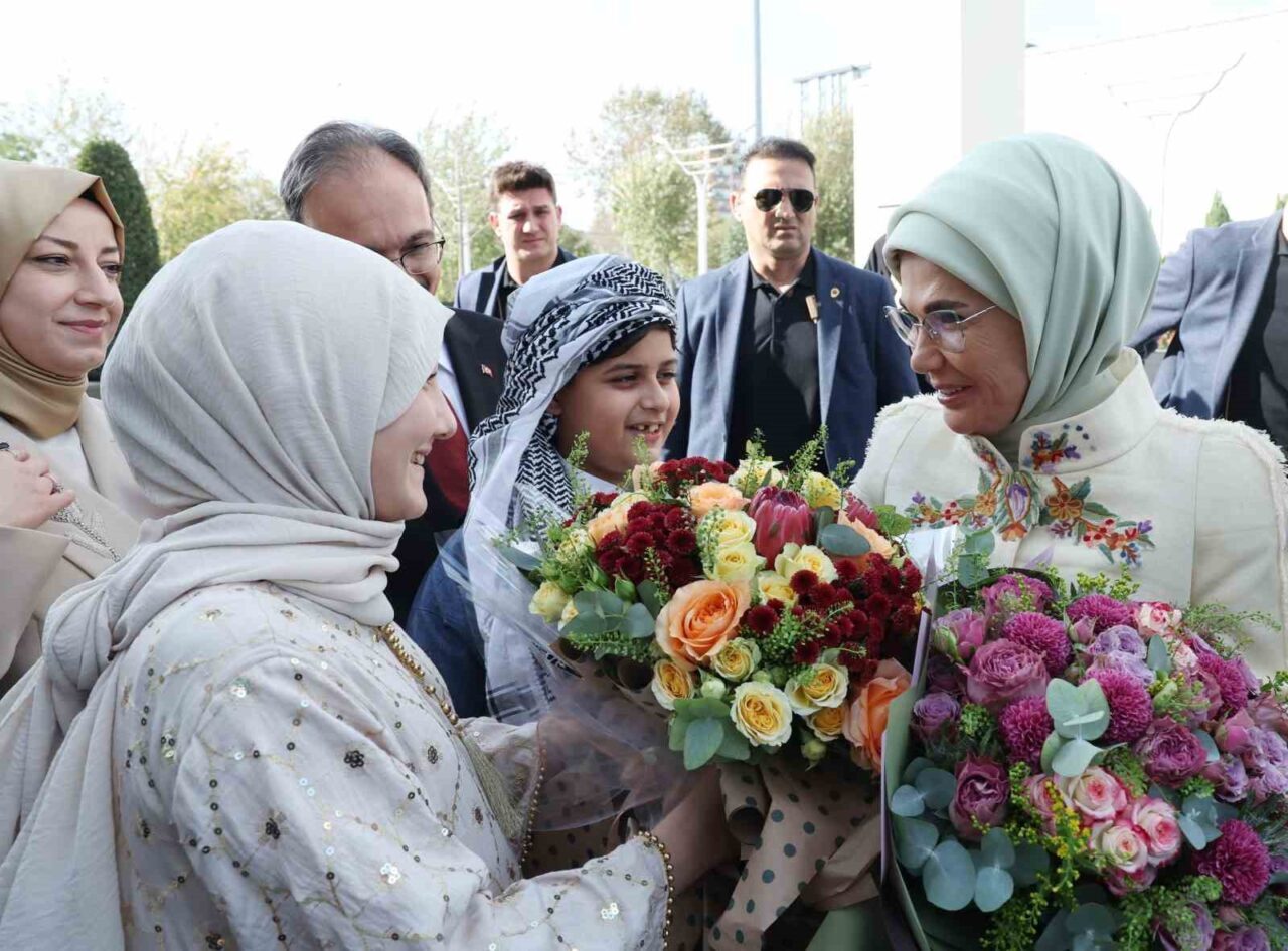 Emine Erdoğan: "Siirt’te gösterdiğiniz kardeşliği hiç unutmadık, unutmuyoruz"