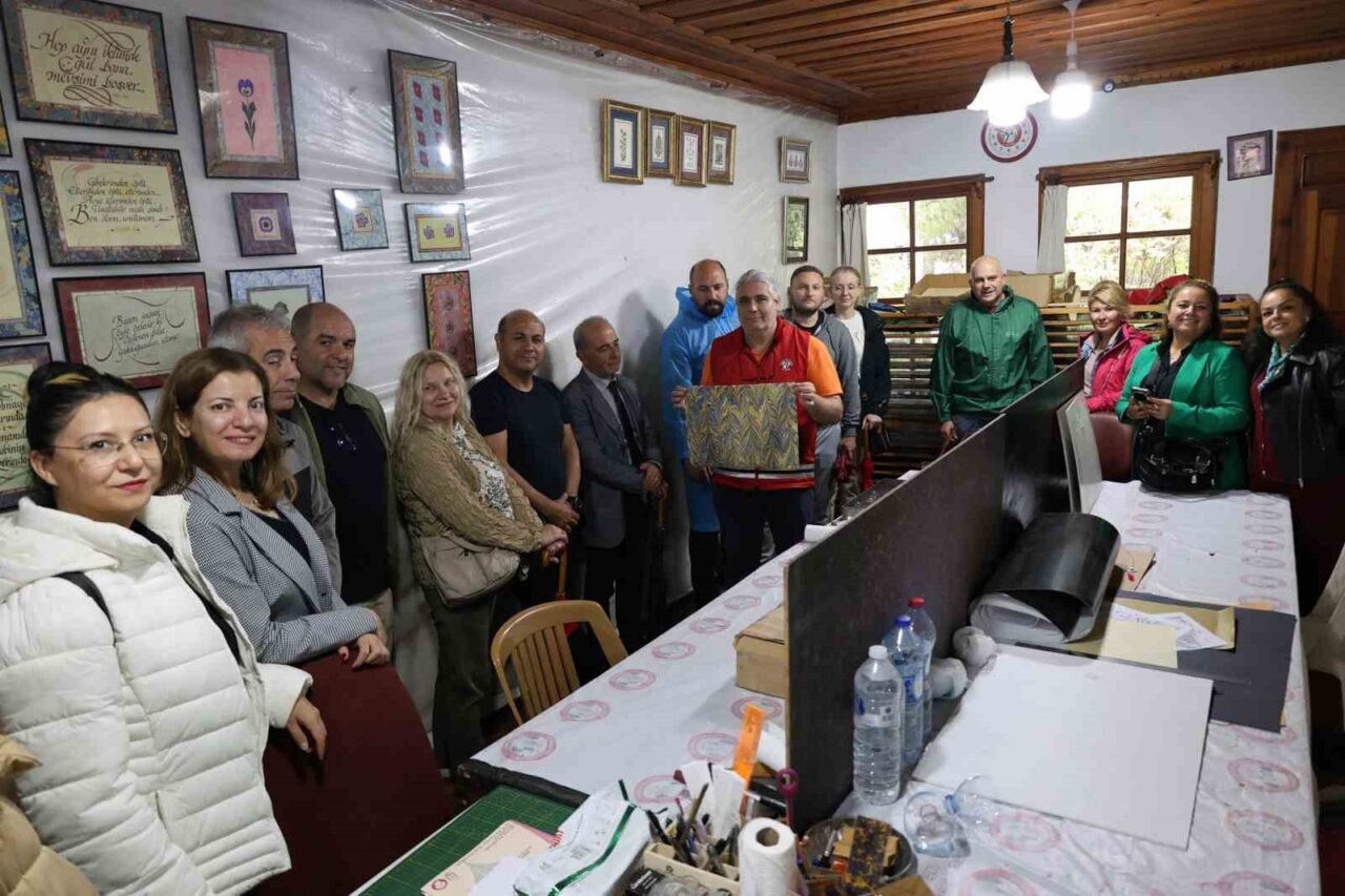 Erasmus projesi ortakları Menteşe’de geleneksel ebru deneyimi yaşadı