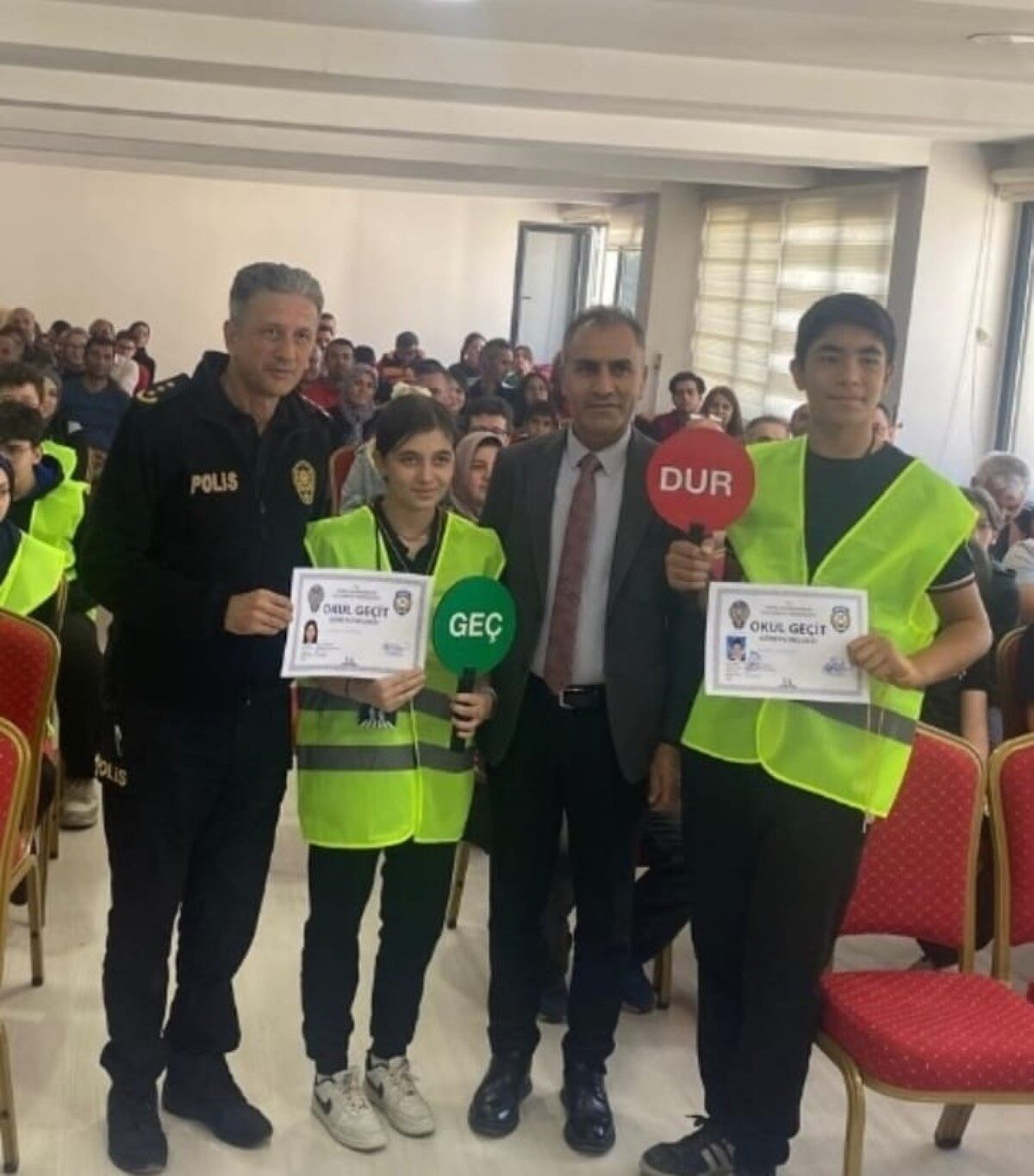 Ereğli’de okul geçit görevlisi öğrenciler yeleklerini giydi