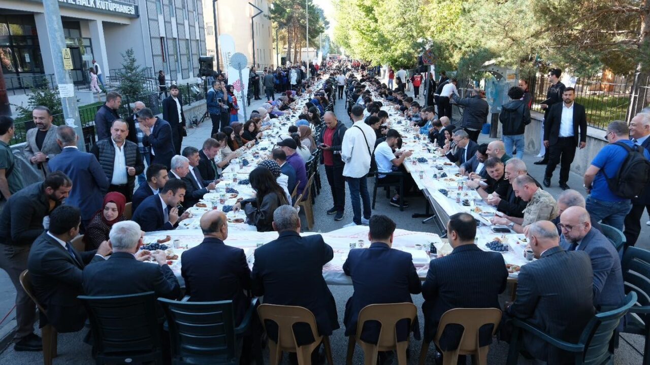 Erzincan’da üniversite öğrencilerine hoş geldiniz kahvaltısı