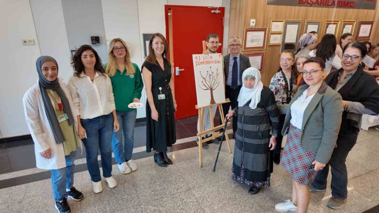 Eskişehir Şehir Hastanesi’nde Yaşlılar Günü standı kuruldu