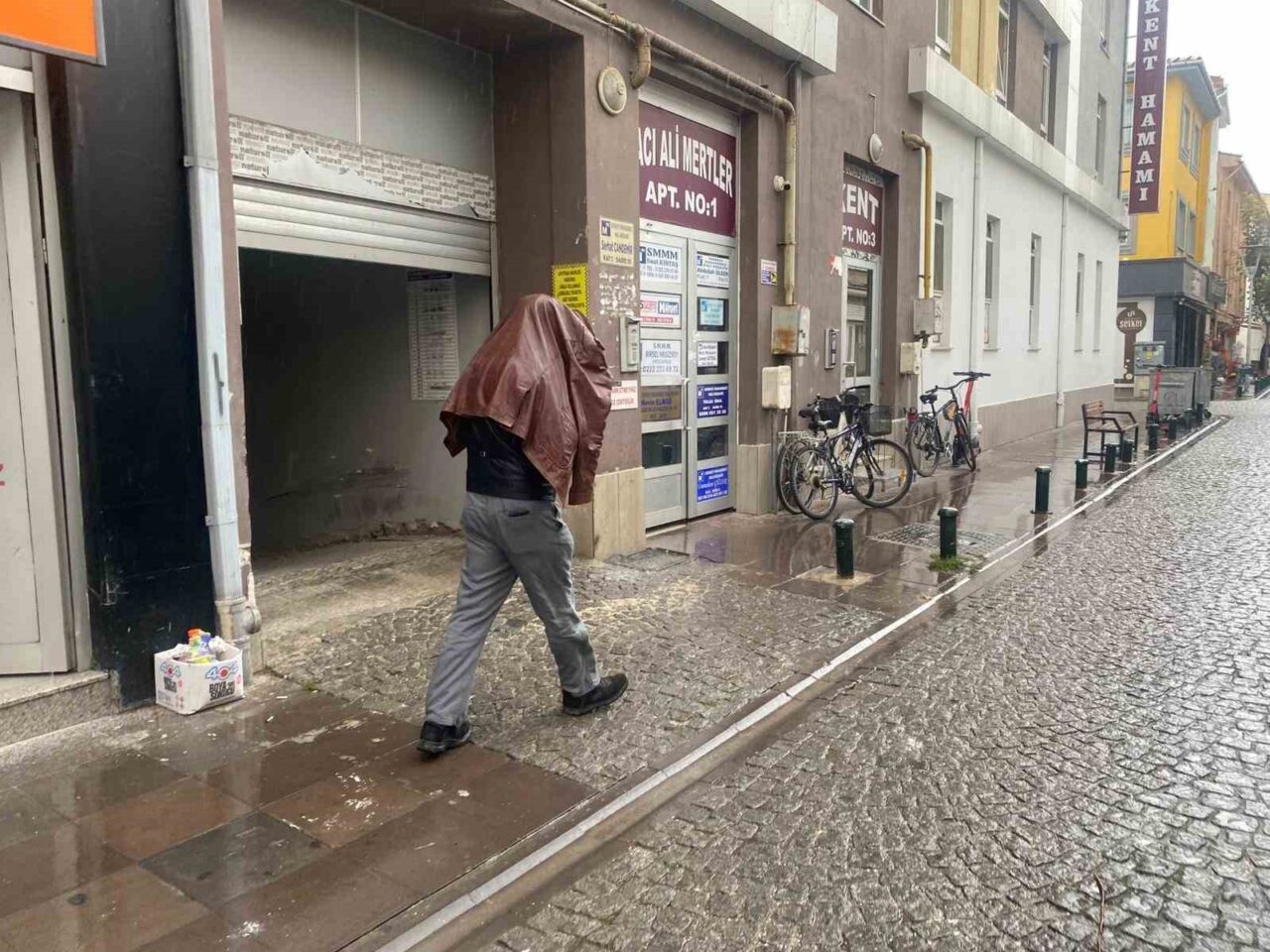 Eskişehir’de aniden bastıran yağış vatandaşlara zor anlar yaşattı