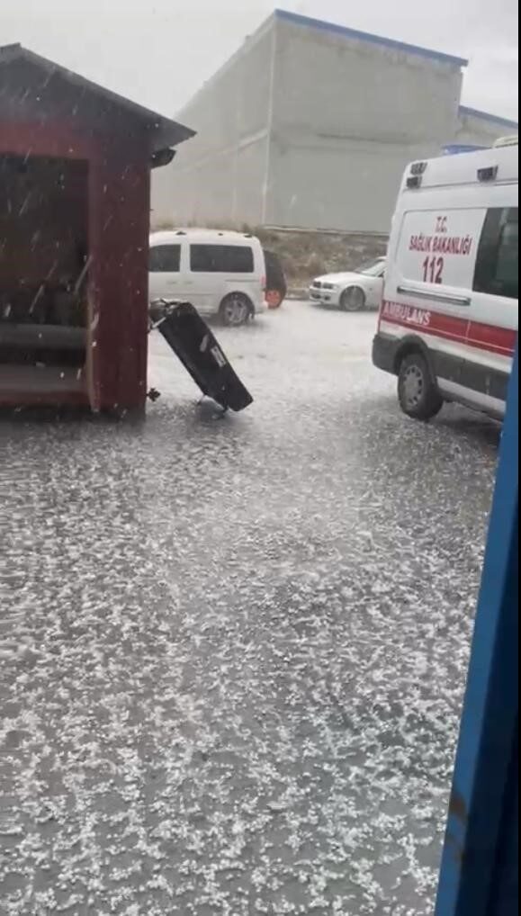 Eskişehir’de dolu yağışı: Sokak saniyeler içinde beyaza büründü