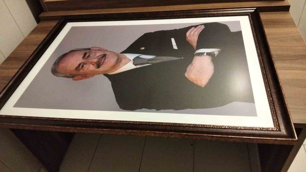 Eskişehir’de Yılmaz Büyükerşen’in fotoğrafları depolara kaldırıldı