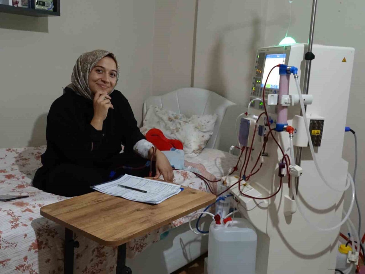 Evinde kendi diyalizini kendisi uyguluyor