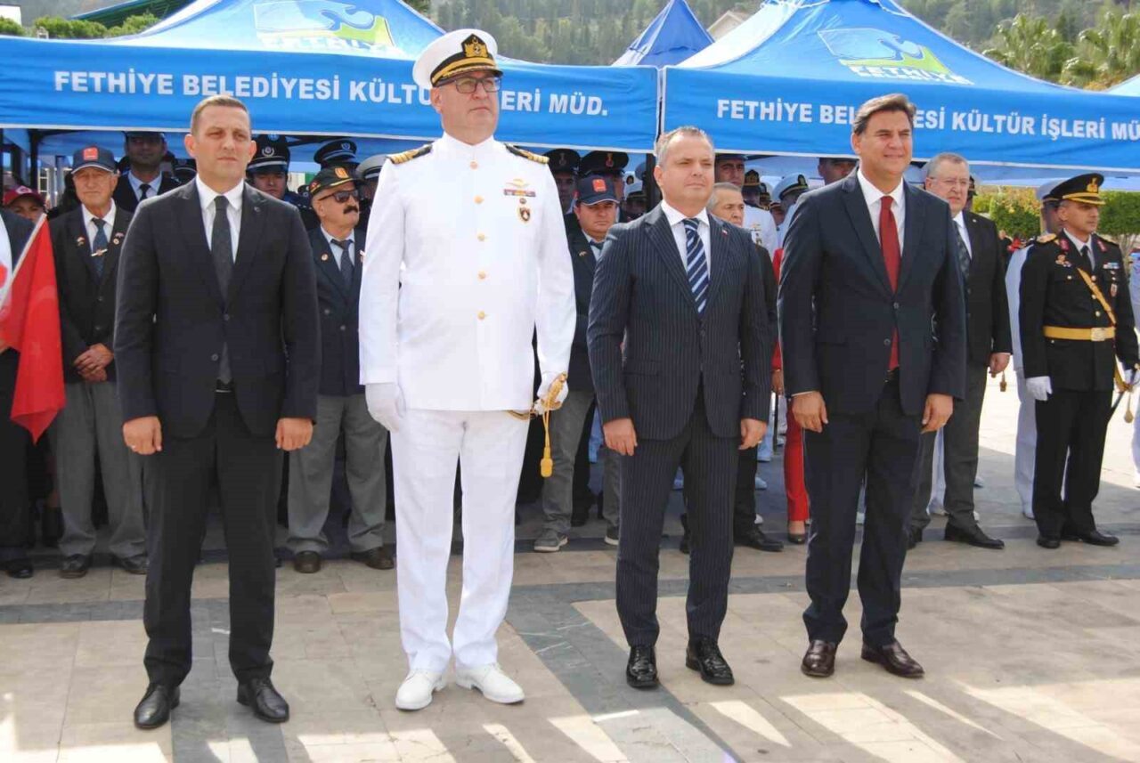 Fethiye’de 29 Ekim Cumhuriyet Bayramı çelenk sunma töreni ile başladı