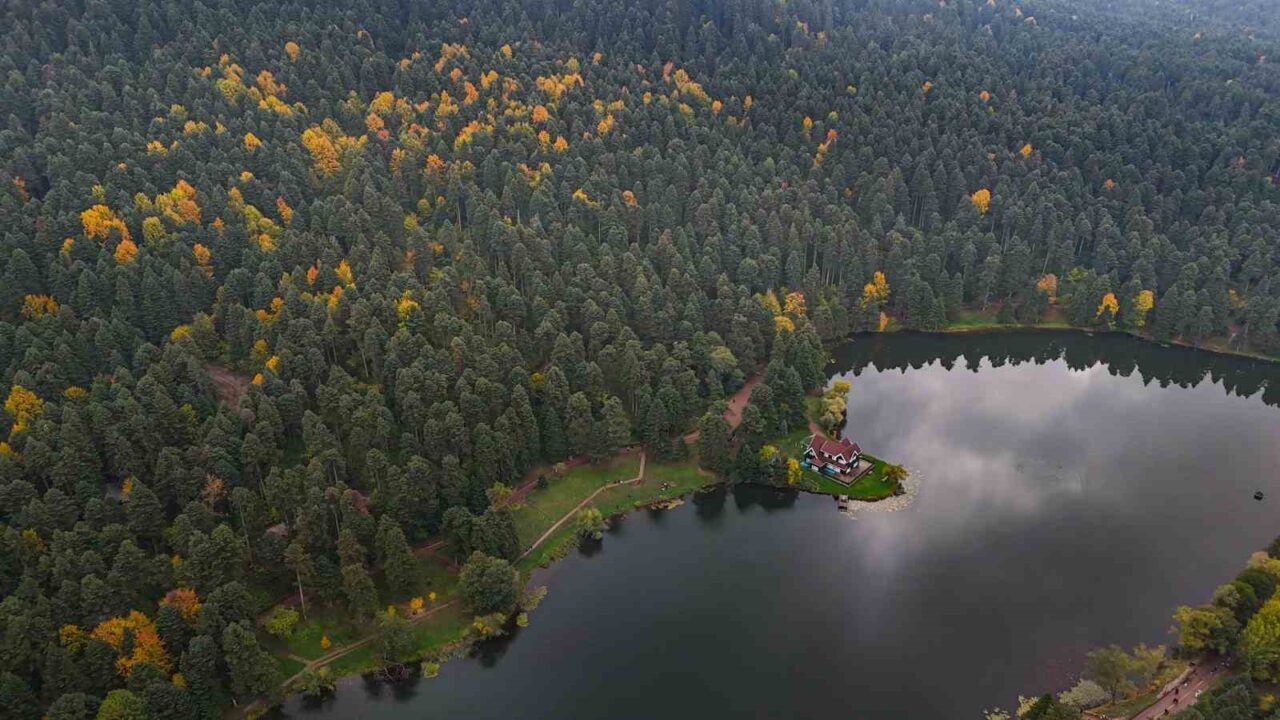 Gölcük Tabiat Parkı’nda sonbahar güzelliği mest etti