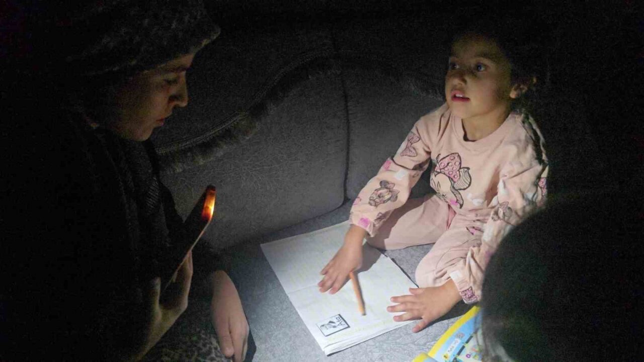 Hakkari’de karanlıkta ders: Akbay ailesi elektrik istiyor