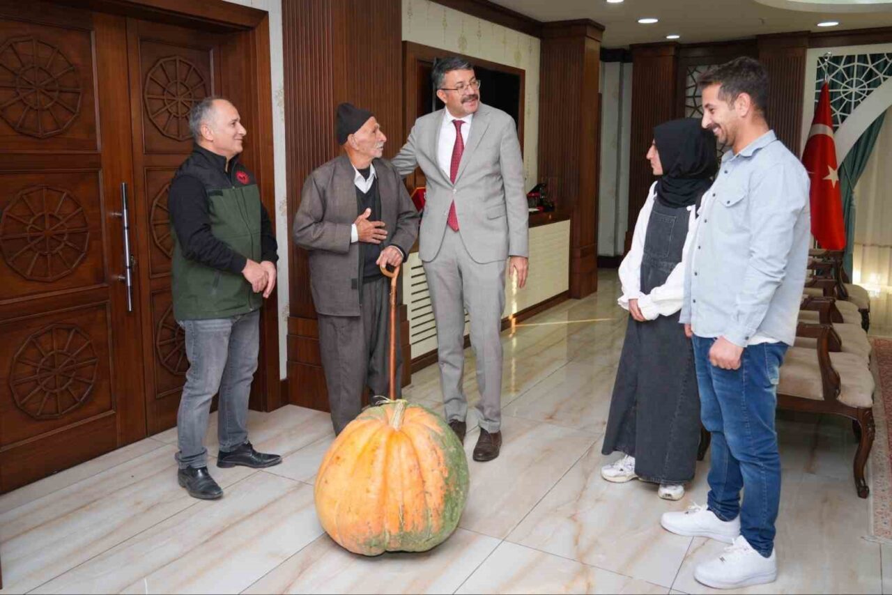 Hakkâri’de rekor: 50,5 kilo ağırlığında dev bal kabağı