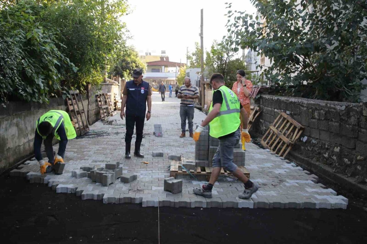 Hatay Büyükşehir Belediyesi, gece gündüz süren çalışmalarıyla selin vurduğu Payas’ta vatandaşlara rahat nefes aldırdı