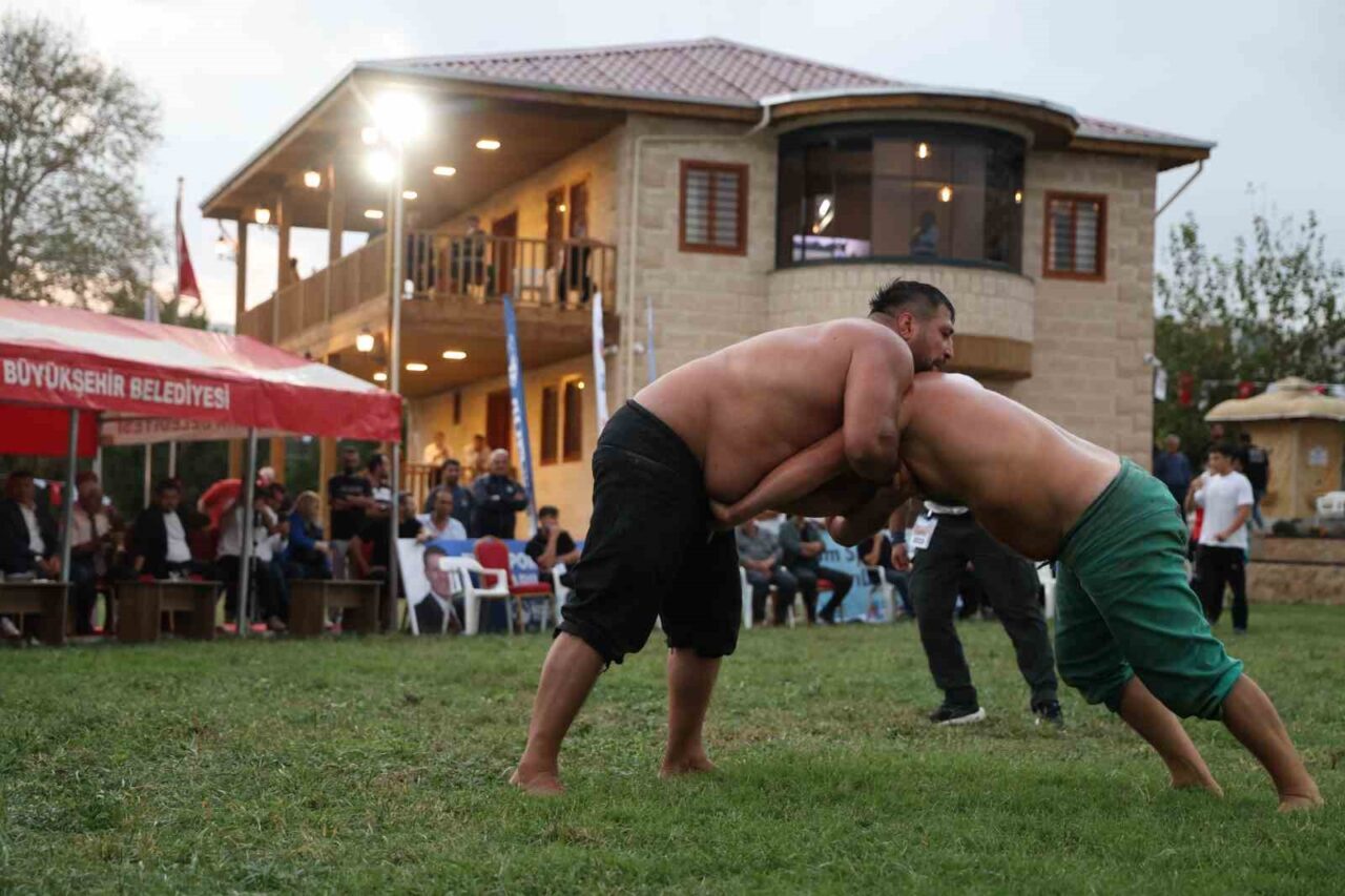 İsmet Atlı Karakucak Güreşleri’ni Recep Kara kazandı