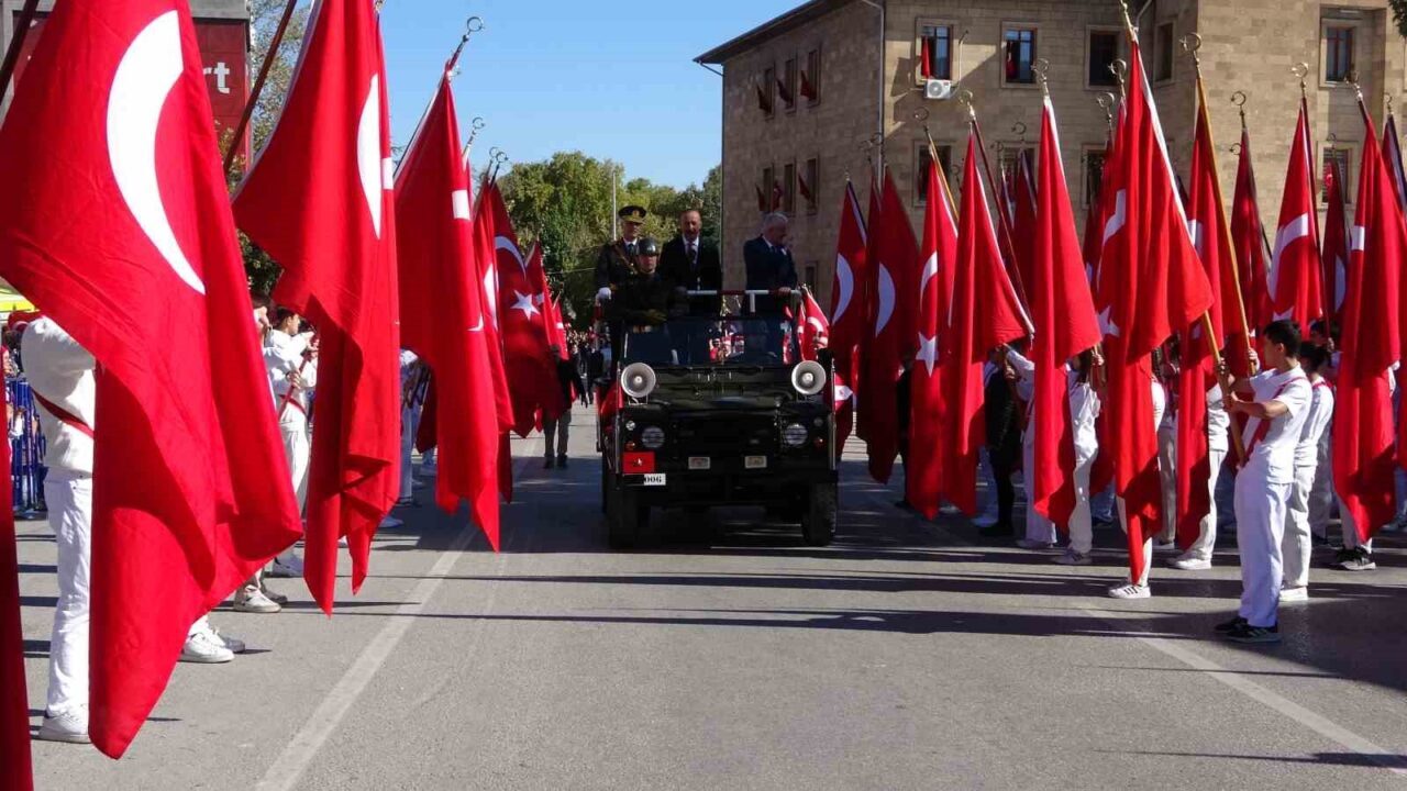 Isparta’da Cumhuriyet Bayramı’nın 102’inci yıl dönümü coşkuyla kutlandı