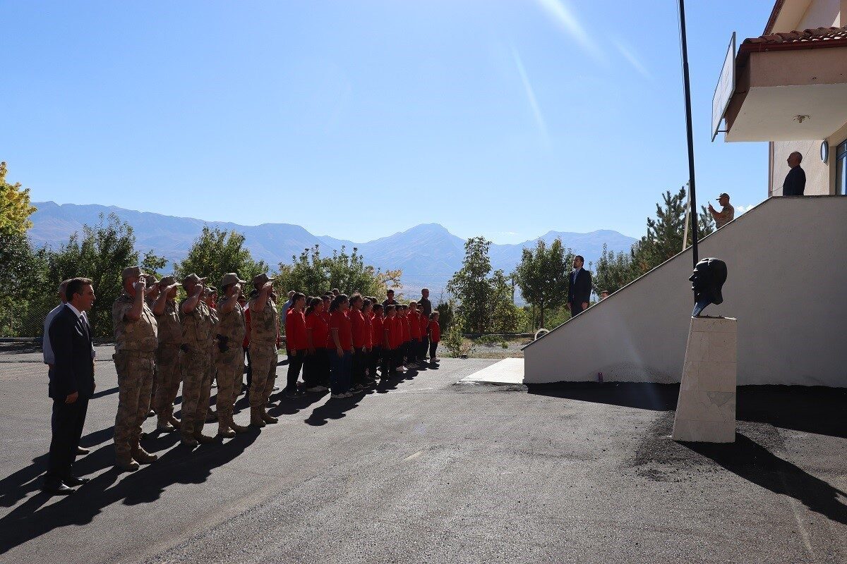 Köy okuluna jandarmadan Atatürk köşesi