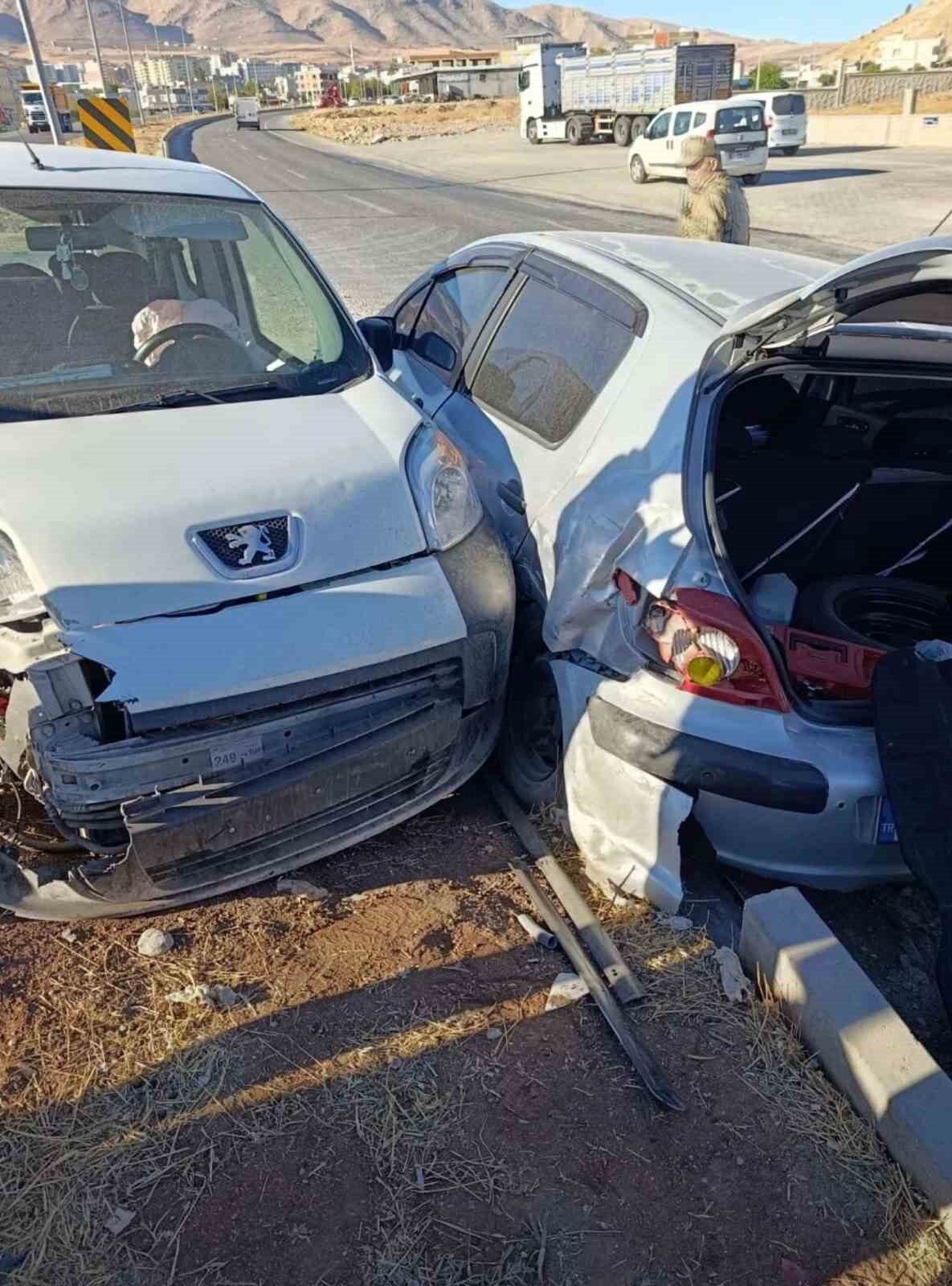 Kurtalan’da iki otomobil çarpıştı: 1 yaralı