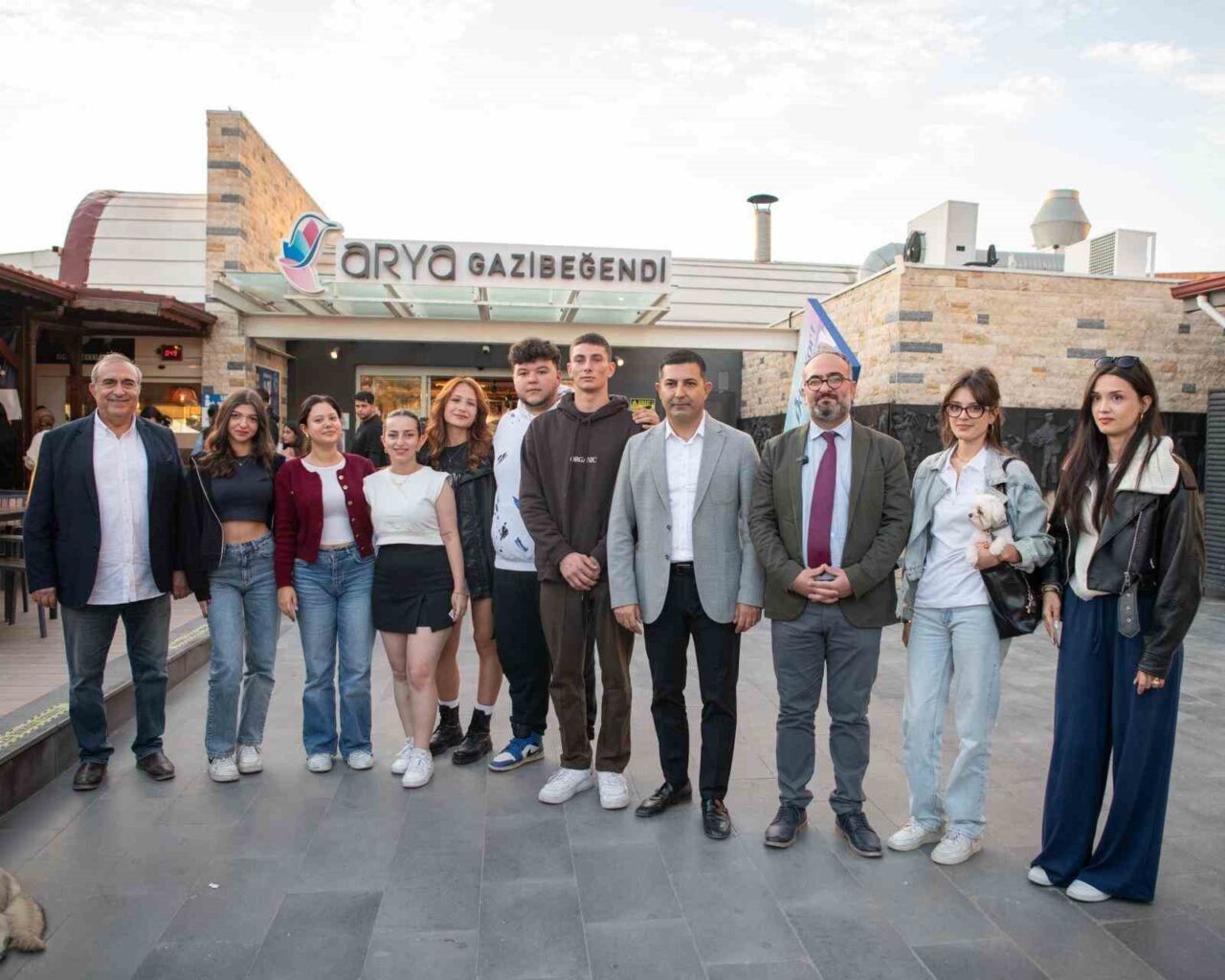 Kuşadası Belediyesi sofrasını bu yıl da üniversitelilerle paylaşıyor