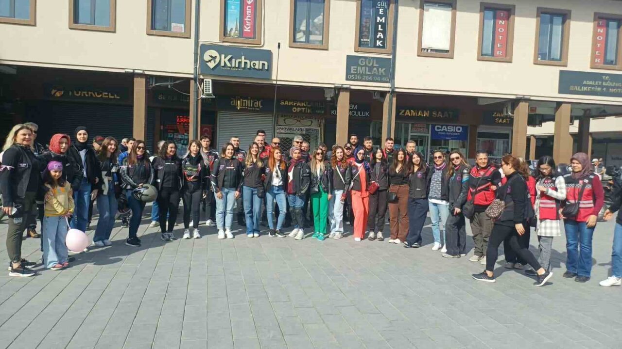 Meme kanserine dikkat çekmek için motosiklet turu attılar
