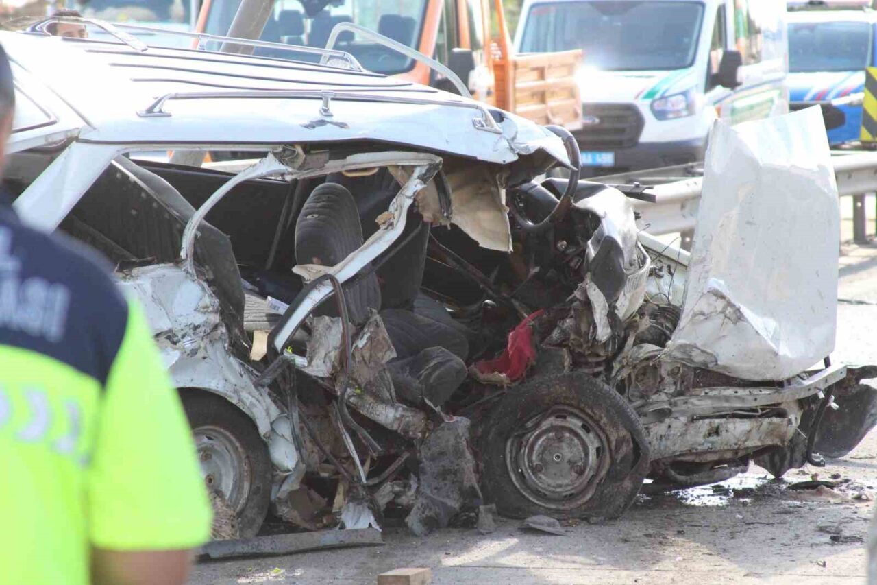 Mersin’de otomobil beton bariyere çarptı: 2 ölü