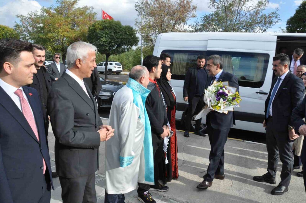 Milli Eğitim Bakanı Tekin: "Terörsüz Türkiye sürecine sahip çıkmak, en çok da bu ülkenin entelektüellerinin, akademisyenlerinin görevi"