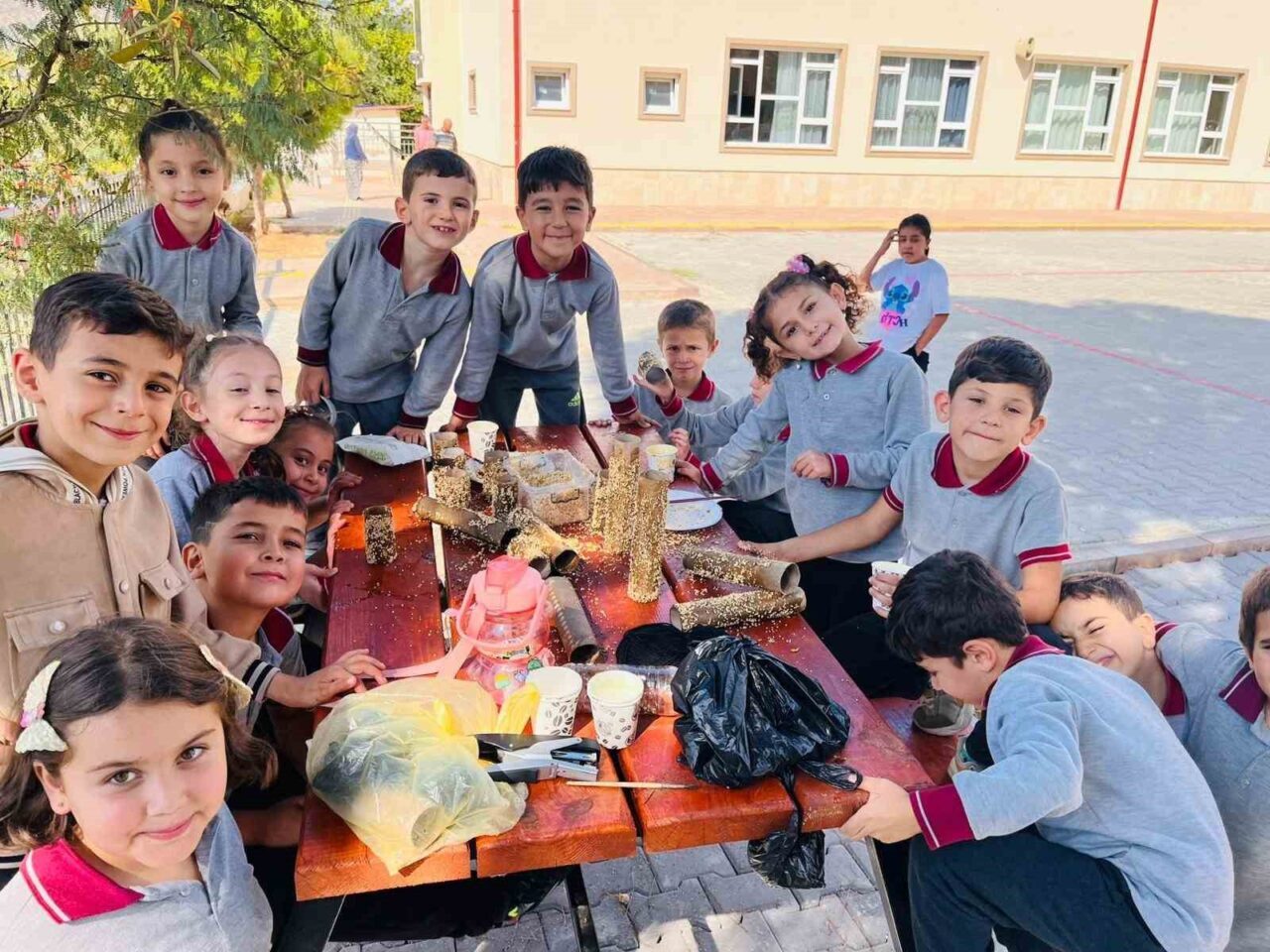 Minik ellerden sokak hayvanlarına sevgi dolu yiyecekler