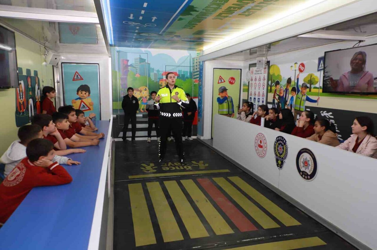 Mobil Trafik Eğitim Tırı Hakkari’de öğrencilerle buluştu