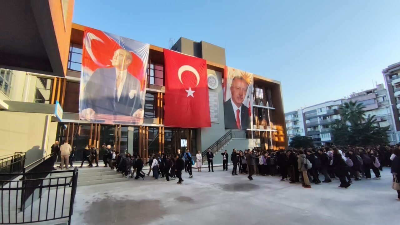 Münire Bayer Ortaokulu’nda bugün ilk ders zili çaldı