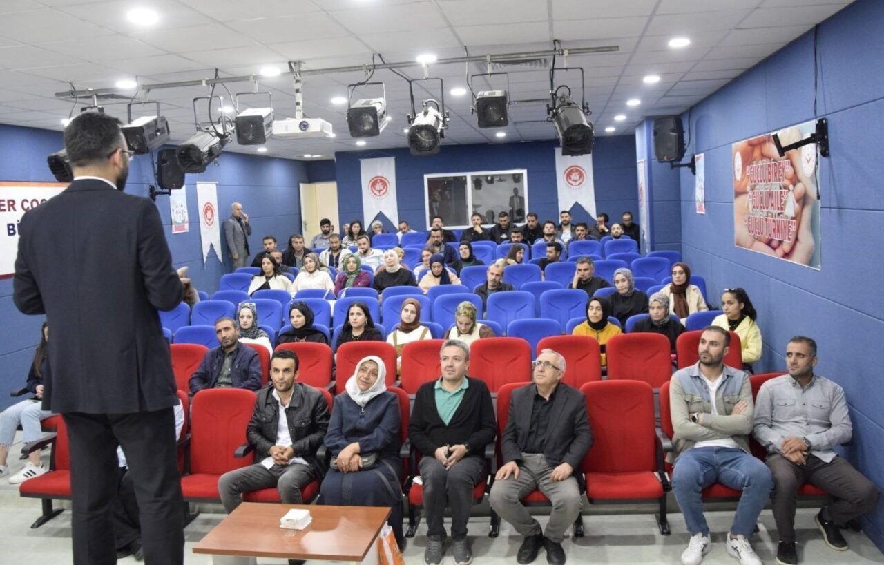 Muş’ta Aile ve Sosyal Hizmetler İl Müdürlüğü personeline travma eğitimi