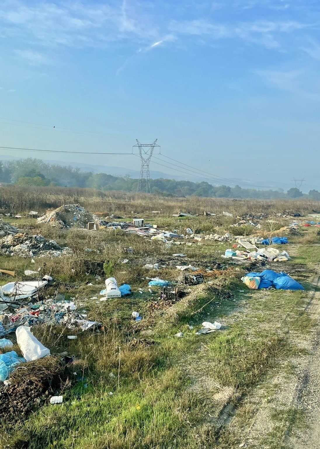 Nilüfer Belediyesi, insanların doğaya attığı molozları kamyon kamyon temizledi