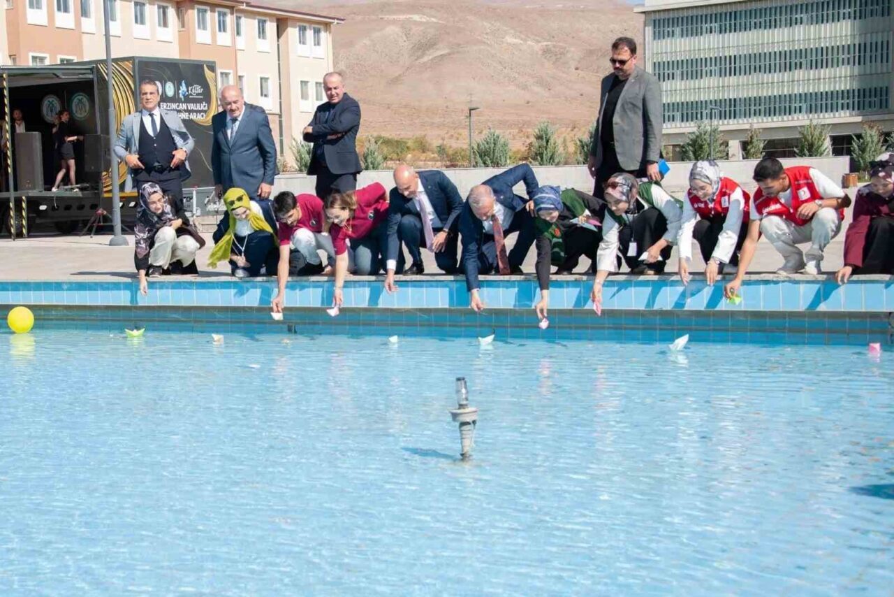 Öğrenciler hazırladıkları gemileri Filistin’e destek amaçlı havuza bıraktı