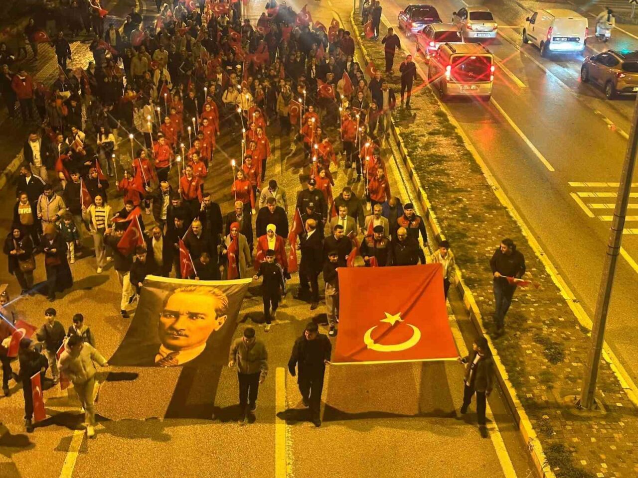 Osmaneli’de 29 Ekim Cumhuriyet Bayramı fener alayı düzenlendi