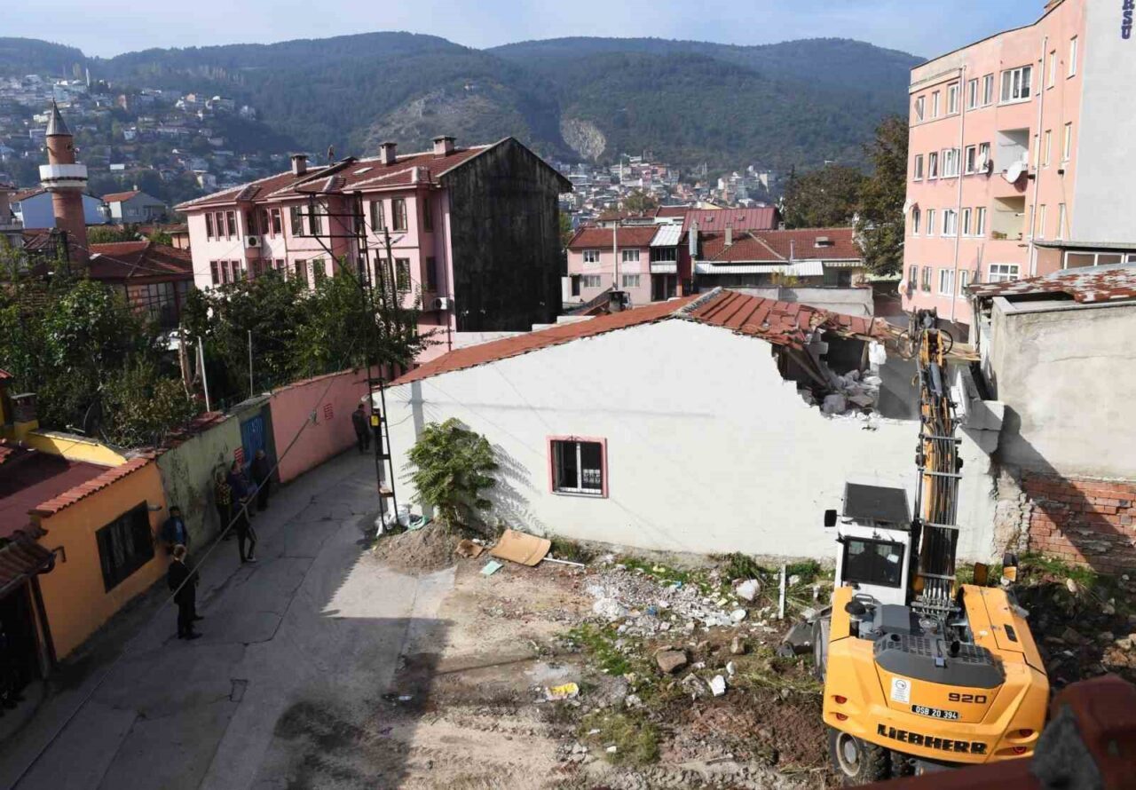 Osmangazi’de tarihi koruyan yıkım