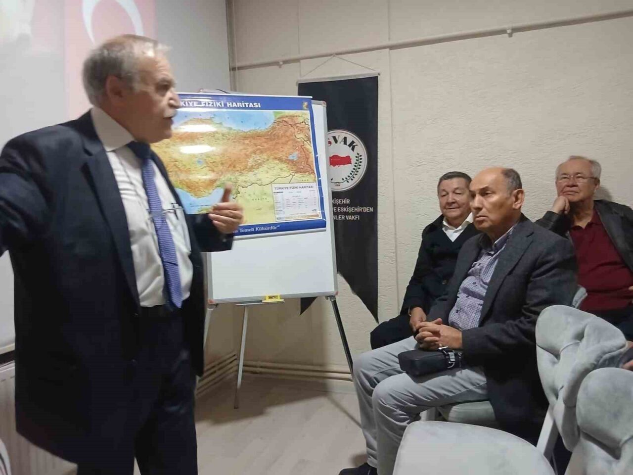 Prof. Dr. Özden’den ’29 Ekim 1923 Cumhuriyet’e giden yol’ konulu konferans