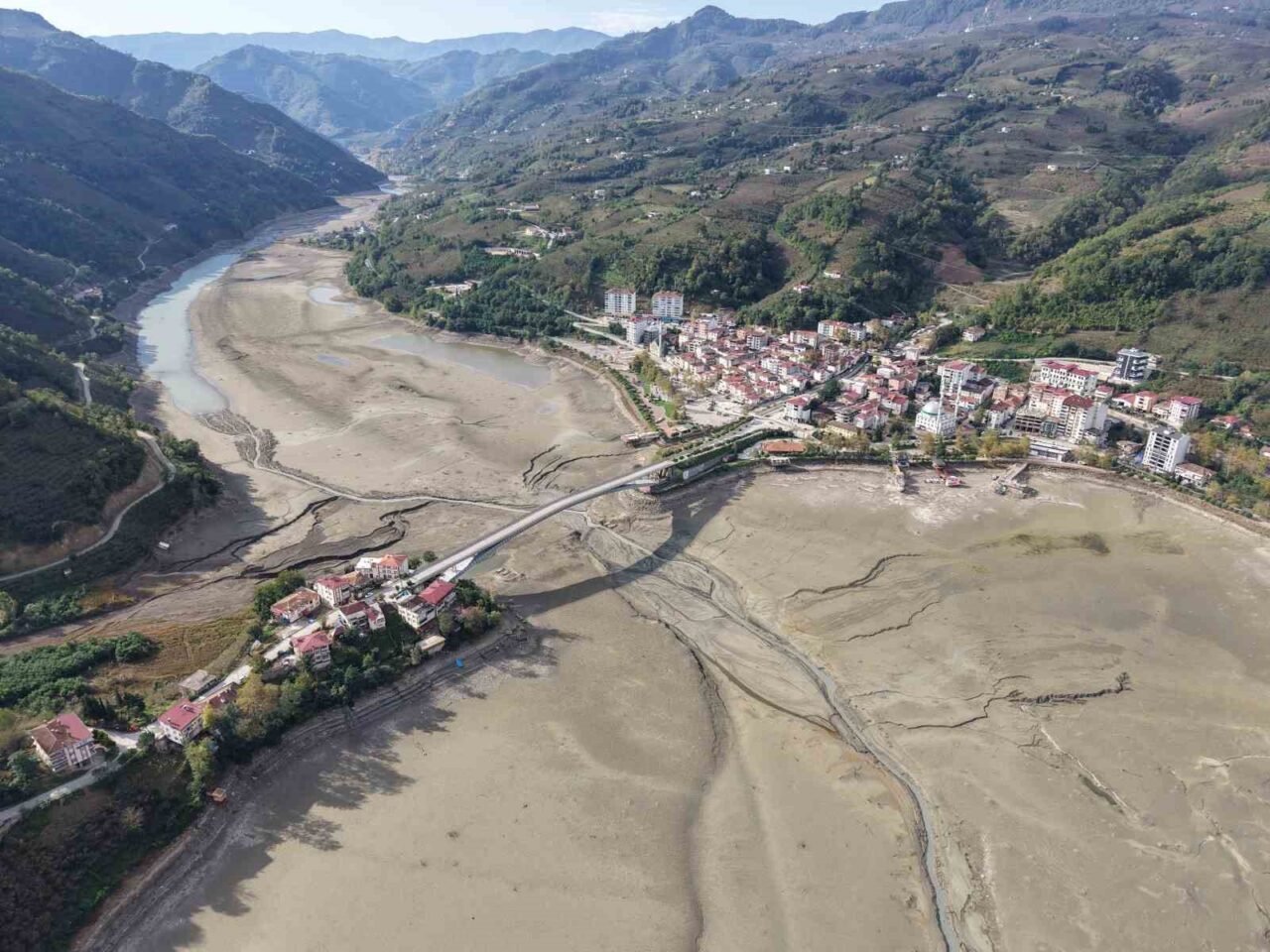 ‘Saklı Cennet’te sular çekildi, gerçekler ortaya çıktı: "Sığ göl, ölü toprak, sönük ilçe"