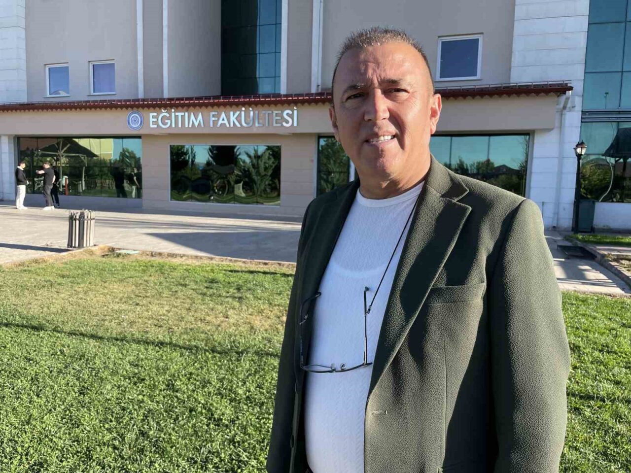 Sanal kimlik gerçeği unutturuyor, rol karmaşası bireyi intihara sürüklüyor