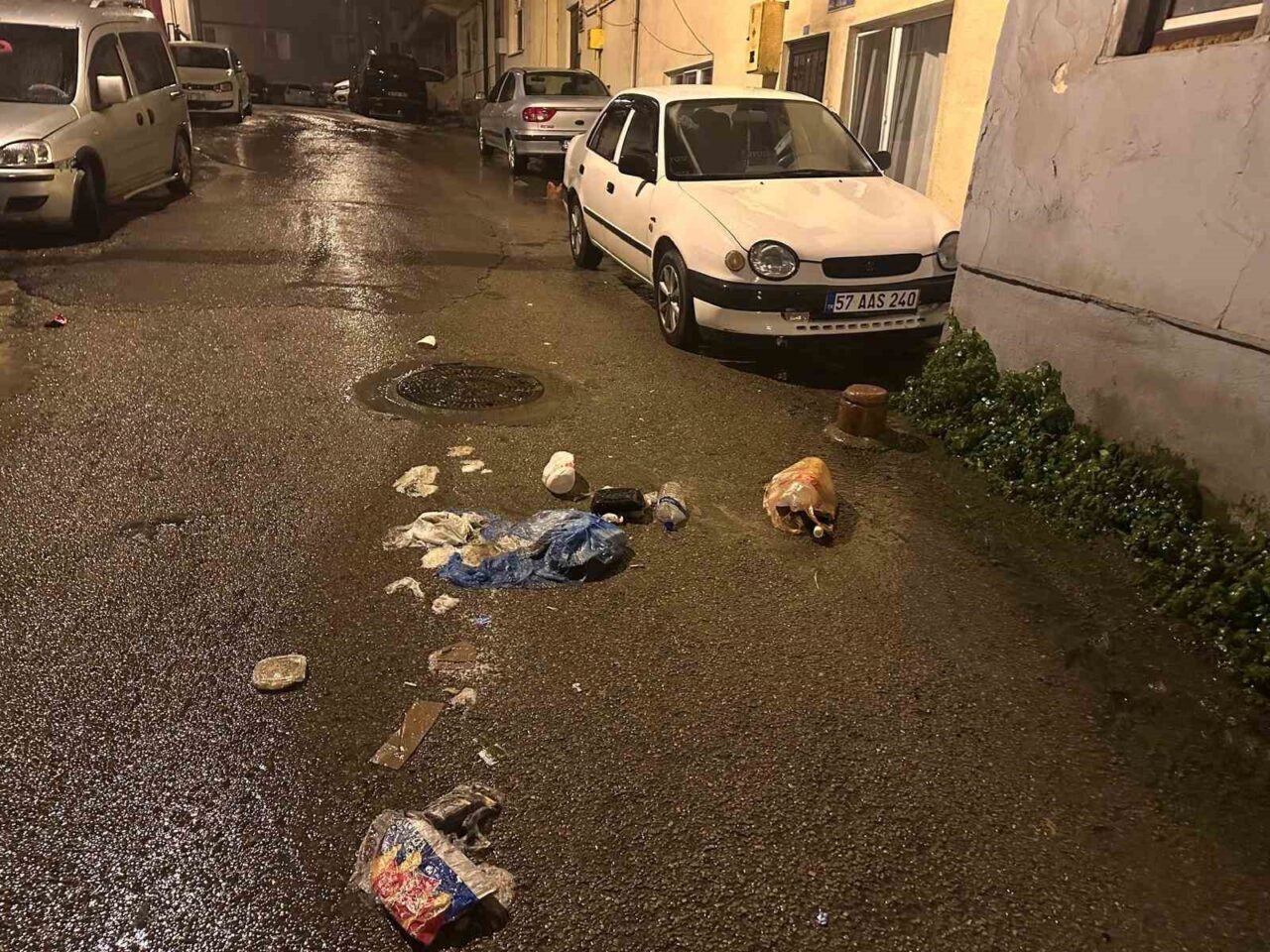 Sinop’ta sokağa bırakılan çöpler tepki çekti