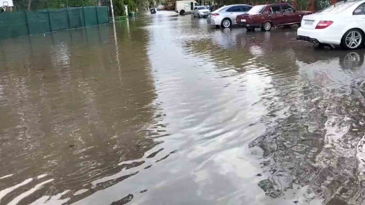 Sokaklar göle döndü, Köyceğiz Gölü yağmurdan nasibini aldı