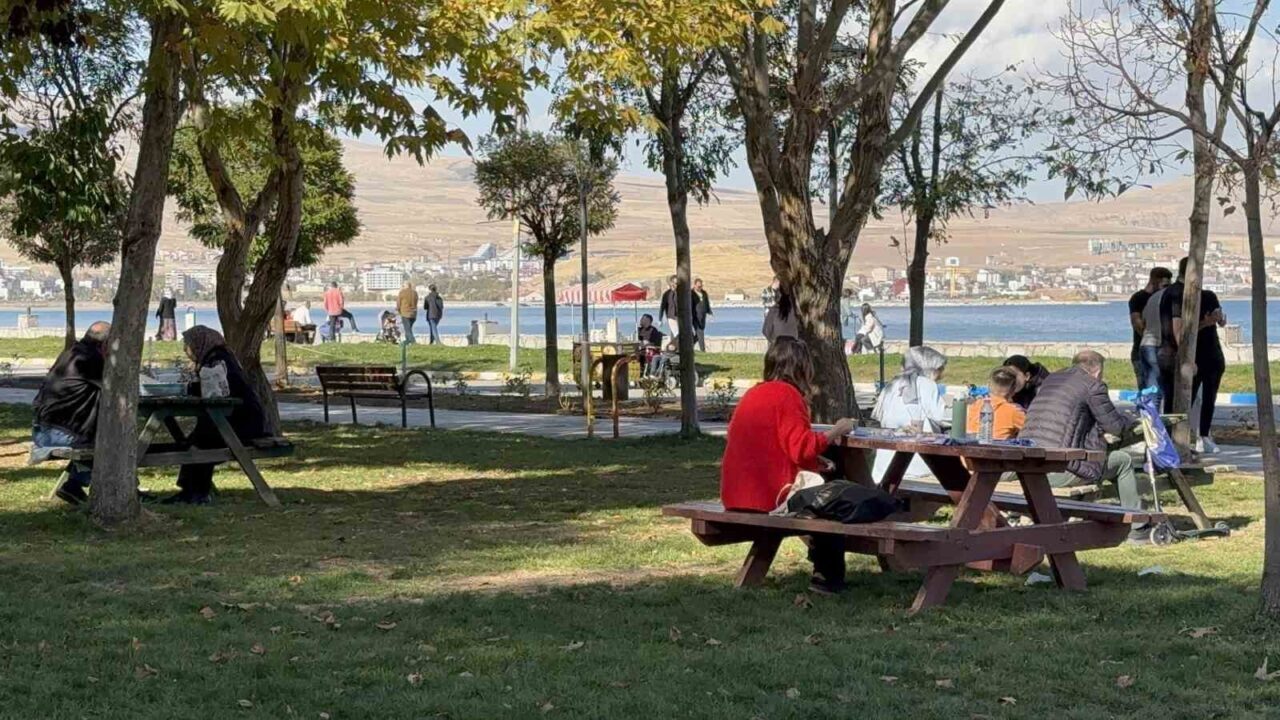 Tatvan’da güzel havayı fırsat bilenler sahile akın etti